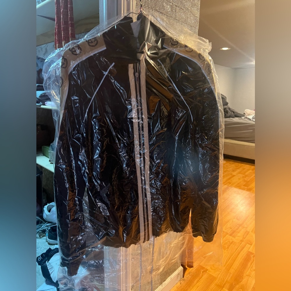 Gucci sweat suit complete set lightly worn size XS (im 6ft 180lbs) fits great.